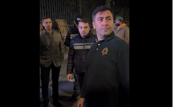 პოლიციამ რუსთაველის გამზირზე დიპლომატი, გიორგი წიქარიშვილი დააკავა