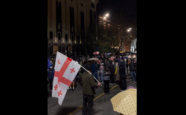 საპროტესტო აქციის მონაწილეებმა რუსთაველის გამზირი ისევ გადაკეტეს