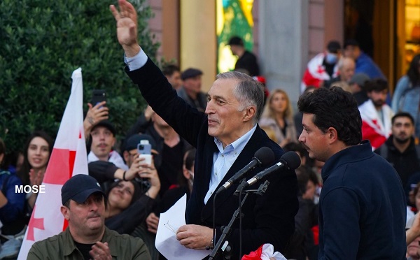 სანამ ჩავედით სასახლესთან, ჯებირი უკვე მოტეხილი იყო, როცა დავინახე, შეტაკება იწყება, გადავძვერი, მე აქეთ ვაჩერებდი, მურთაზი იქით - პაატა ბურჭულაძე