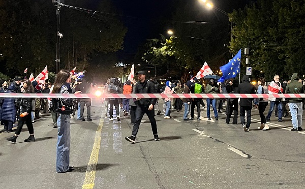 პარლამენტთან აქცია მიმდინარეობს, რუსთაველის გამზირი გადაკეტილია