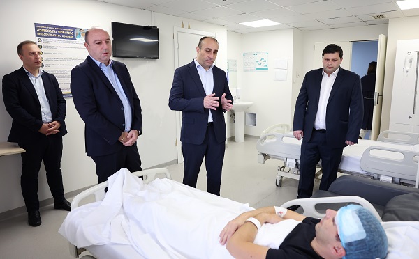 გეკა გელაძემ საპროტესტო აქციაზე დაშავებული სამართალდამცველები მოინახულა