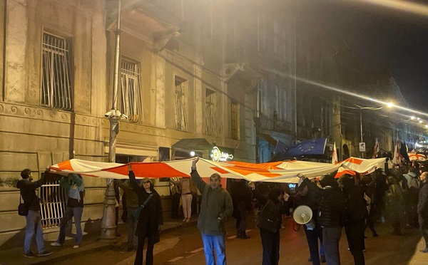 აქციის მონაწილეები მსვლელობით კანცელარიისკენ მიემართებიან