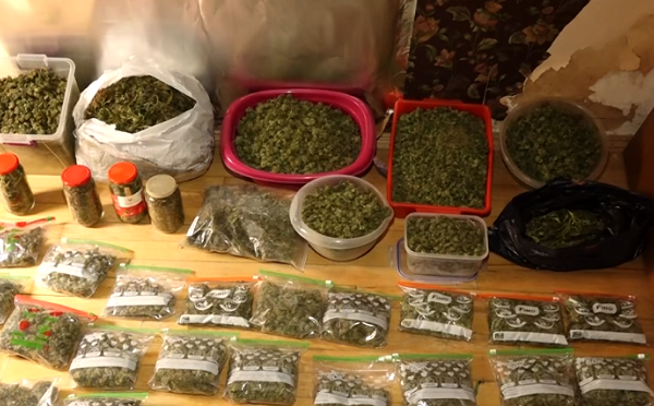 პოლიციამ განსაკუთრებით დიდი ოდენობით სხვადასხვა სახის ნარკოტიკი ამოიღო - დაკავებულია სამი პირი