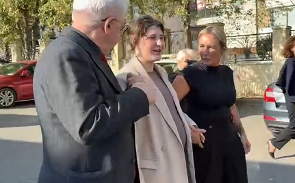 საქართველოში ნარკოტიკების შემოტანის საქმეზე დაპატიმრებული ბრიტანეთის მოქალაქე, 19 წლის მეი კალი გაათავისუფლეს