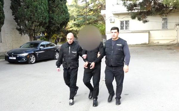 ფიზიკური შეურაცხყოფა მიაყენა მეუღლეს და პირადი ცხოვრების ამსახველი კადრების გავრცელებით დაემუქრა - დაკავებულია 50 წლის კაცი