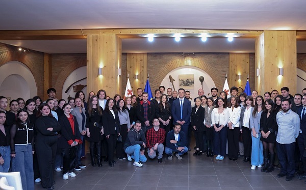 დავით სონღულაშვილი სამინისტროსა და მის სისტემაში შემავალ უწყებებში ანაზღაურებადი სტაჟირების სამთავრობო პროგრამის ფარგლებში დასაქმებულ ახალგაზრდებს შეხვდა