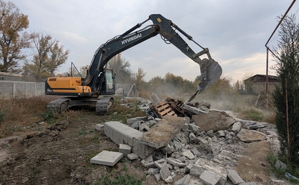 სამგორის რაიონში უკანონოდ განთავსებული დაუსრულებელი ნაგებობების და მსუბუქი კონსტრუქციების დემონტაჟი განხორციელდა - თბილისის მერია