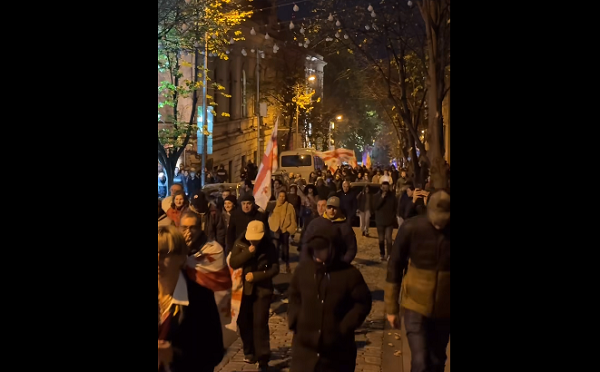 საპროტესტო აქციის მონაწილეები მსვლელობას მართავენ