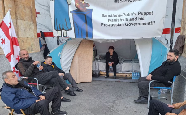 პარლამენტთან მოშიმშილე დავით ჭელიძე კლინიკაში გადაიყვანეს