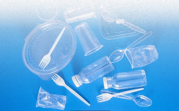 მთავრობის გადაწყვეტილებით 2026 წლის პირველი იანვრიდან, სურსათთან შეხებისათვის განკუთვნილი პლასტმასის გარკვეული საგნების რეალიზაცია იკრძალება