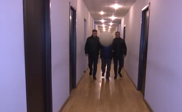 დააკავეს პირი, რომელმაც ფიზიკური დაპირისპირების დროს კიბეებზე დაგორების შედეგად გარდაცვლილი ადამიანის ცხედარი კვალის დაფარვის მიზნით თავისი სახლის ეზოში დამარხა