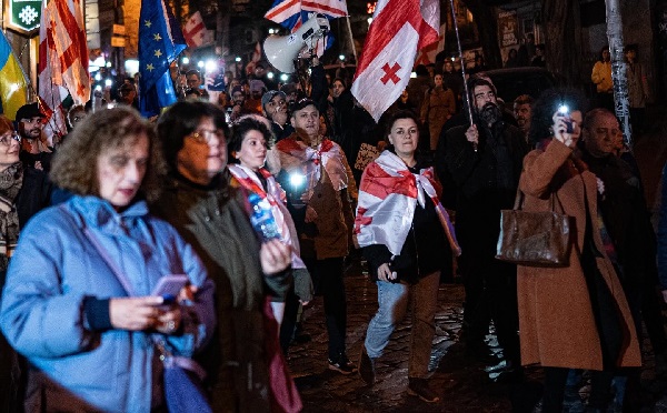 აქციის მონაწილეები მსვლელობის შემდეგ კვლავ პარლამენტთან დაბრუნდნენ