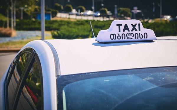 ყველა ის პირი, რომელმაც 2025 წლის 1-ელ ნოემბრამდე განახორციელა ტაქსით მომსახურება უნებართვოდ ან სანებართვო პირობების დარღვევით, დაკისრებული ჯარიმებისა და საურავებისგან გათავისუფლდება