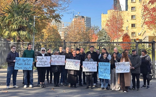 მოვითხოვთ ლევან ხაბეიშვილისთვის არასრულწლოვან შვილებთან კომუნიკაციისა და შეხვედრის უზრუნველყოფას - პროკურატურასთან აქცია გაიმართა