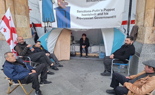 პარლამენტის შენობასთან მოშიმშილეებმა შიმშილობა შეწყვიტეს