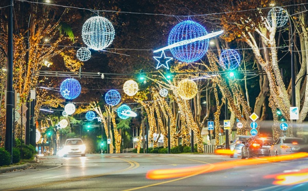 საახალწლო ილუმინაციების მონტაჟის გამო, რუსთაველის გამზირზე საგზაო მოძრაობა ღამის საათებში დროებით შეიზღუდება