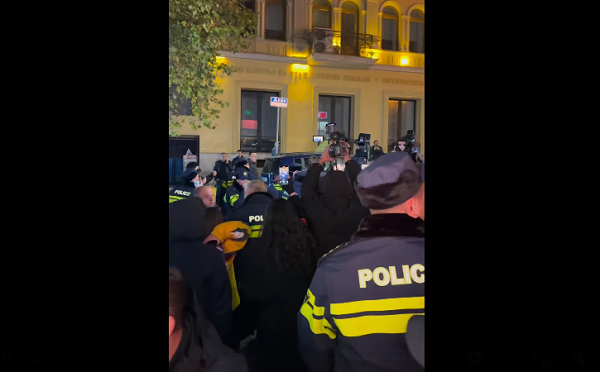 გავრცელებული ინფორმაციით, პოლიციამ აქციაზე მსვლელობის დროს 6 პირი დააკავა