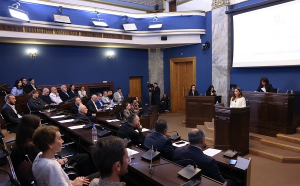 გარემოს დაცვისა და სოფლის მეურნეობის სამინისტროს მიერ პლასტიკის ნარჩენების შემცირების მიზნით შემუშავებული რეგულირების საკითხები პარლამენტში განიხილეს