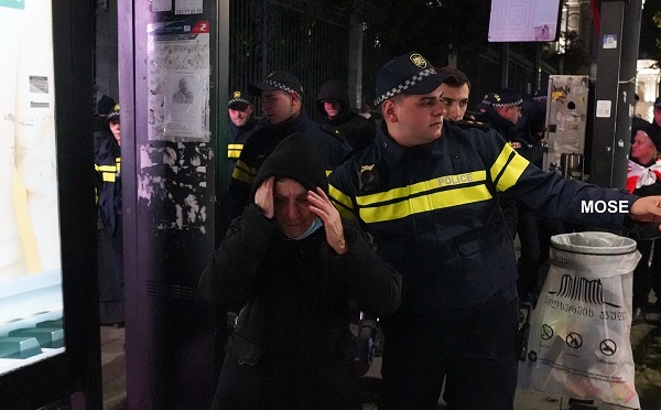 გავრცელებული ინფორმაციით, პოლიციამ აქციის რამდენიმე მონაწილე, მათ შორის აზა ჩილაჩავა დააკავა