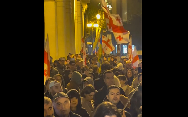 პარლამენტთან შეკრებილი მომიტინგეები მსვლელობას მართავენ