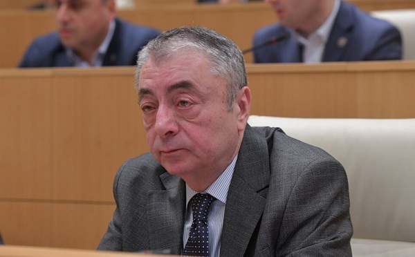 მამუკა ხაზარაძემ კარგად იცის, რომ კომერციული საიდუმლოების გასაჯაროება, შესაძლოა, ხელშეკრულების შეწყვეტის საფუძველი გახდეს, მათი მიზანი „იგლ ჰილსის“ პროექტის ჩაშლაა ყელში ადგათ ეკონომიკური წინსვლა - თენგიზ შარმანაშვილი