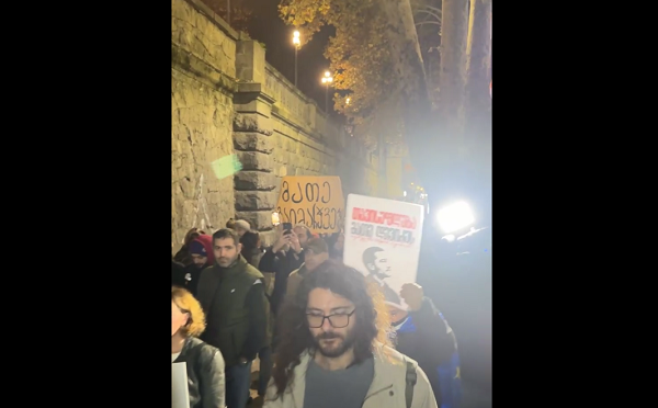 მელიქიშვილის გამზირზე მათე დევიძის სოლიდარობის მარში მიმდინარეობს