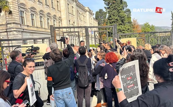 ქუთაისის სააპელაციო სასამართლოს ეზოში მზია ამაღლობელის სასამართლო პროცესზე დასასწრებად მისულ ჟურნალისტებს და მოქალაქეებს არ უშვებენ