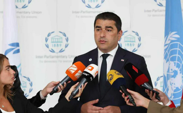 „ყვავმა ყვავს უთხრა, შენ ჩემზე შავოო