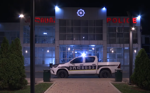 ქვემო ქართლის პოლიციამ განზრახ მკვლელობის მცდელობისა და ცეცხლსასროლი იარაღის უკანონო შეძენა-შენახვა-ტარების ბრალდებით 2 პირი დააკავა