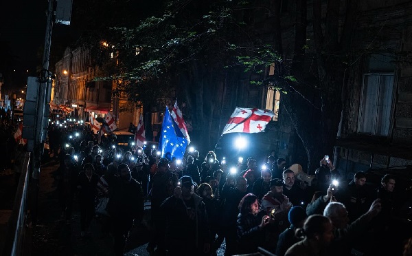 აქციის მონაწილეები მსვლელობას მართავენ