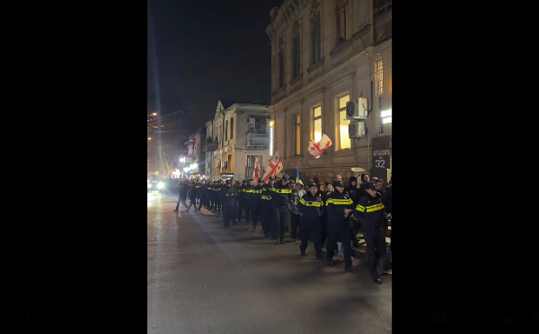 ავლაბრის მეტროსთან შეკრებილი მოქალაქეები მეტროში ჩავიდნენ და საპროტესტო მსვლელობა მარჯანიშვილზე გააგრძელეს
