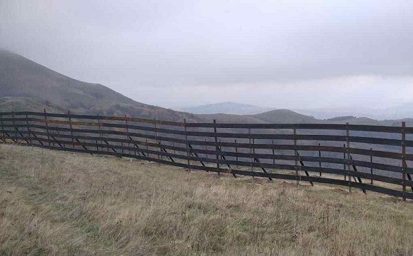 ველური ბუნების ეროვნული სააგენტოს კეთილშობილი კავკასიური ირმის საშენ მეურნეობაში ნამქერის საწინააღმდეგო კონსტრუქცია მოეწყო