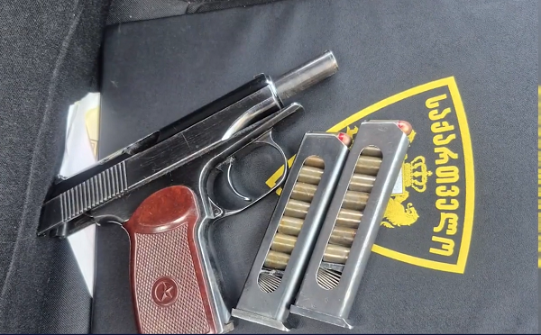 საპატრულო პოლიციამ თბილისში უკანონო ცეცხლსასროლი იარაღები და საბრძოლო მასალა ამოიღო