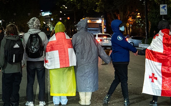 რუსთაველის გამზირის გადაკეტვისთვის დაკავებულ 70 წლის ვაჟა ბერიშვილის 1-დღიანი, ბექა აგულაშვილს 5-დღიანი, ნიკოლოზ დარსანიას 3- დღიანი, ანუკა გამსახურდიას კი 2-დღიანი ადმინისტრაციული პატიმრობა შეეფარდა