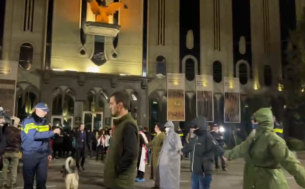 პარლამენტთან საპროტესტო აქცია მიმდინარეობს, რუსთაველის  გამზირი გადაკეტილია