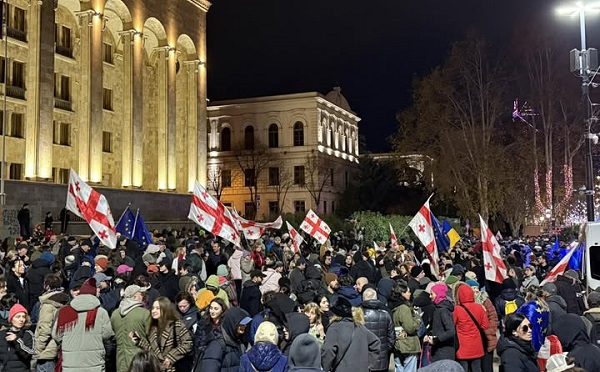 პარლამენტთან საპროტესტო აქცია მიმდინარეობს