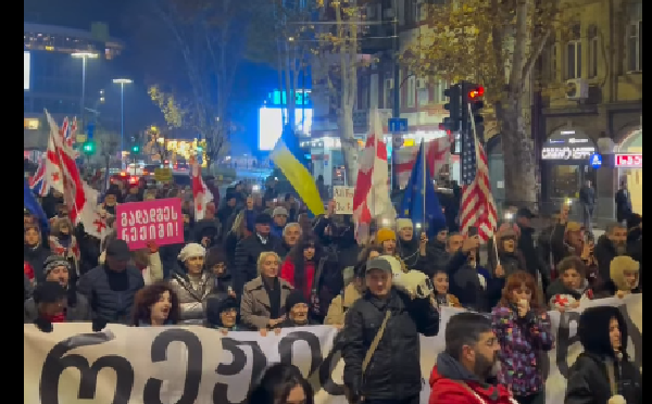 აქციის მონაწილეები ფილარმონიიდან პარლამენტის მიმართულებით მსვლელობას მართავენ