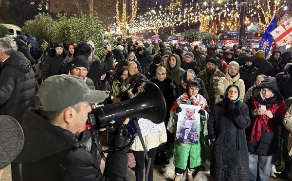პარლამენტთან საპროტესტო აქცია მიმდინარეობს