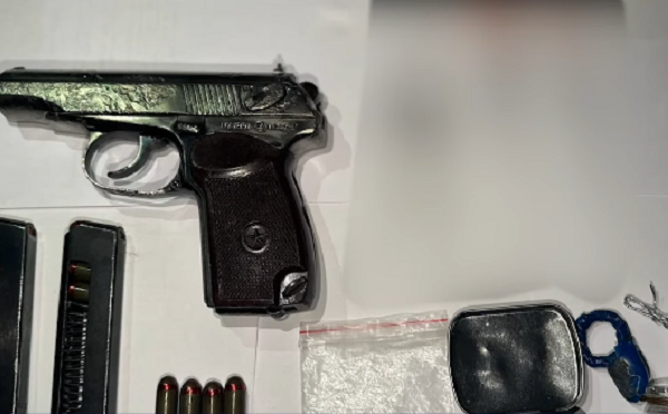 პოლიციამ განსაკუთრებით დიდი ოდენობით სხვადასხვა სახის ნარკოტიკული საშუალება და ცეცხლსასროლი იარაღი ამოიღო - დაკავებულია 3 პირი