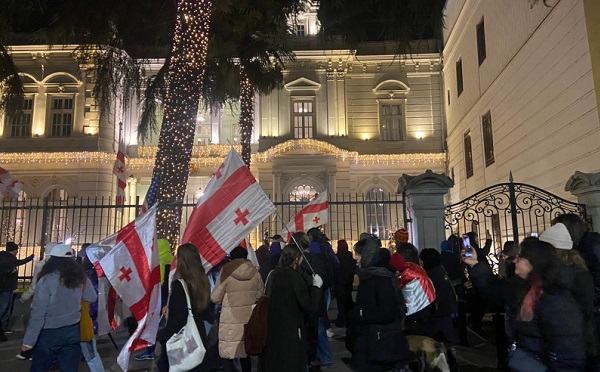 საპროტესტო მსვლელობის მონაწილეები ორბელიანების სასახლესთან მივიდნენ