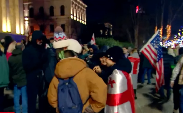 პარლამენტთან საპროტესტო აქცია მიმდინარეობს