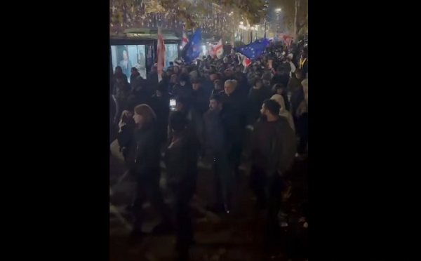 აქციის მონაწილეები პარლამენტიდან რუსთაველის მეტროს მიმართულებით მსვლელობას აწყობენ