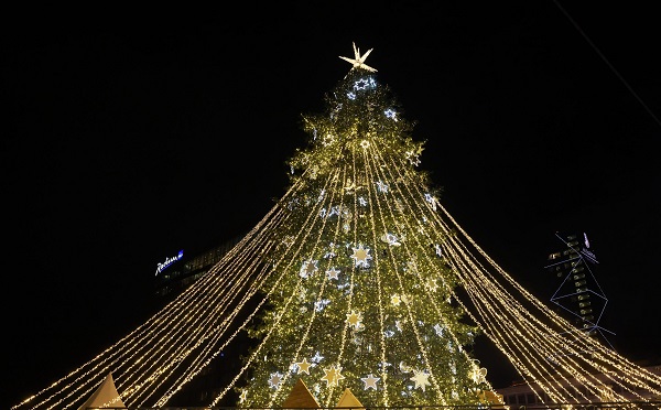 დედაქალაქში მთავარი ნაძვის ხე და საახალწლო ილუმინაციები აინთო