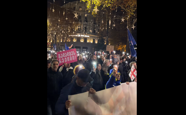 საპროტესტო მსვლელობის მონაწილეები მთავრობის ადმინისტრაციისკენ მიემართებიან