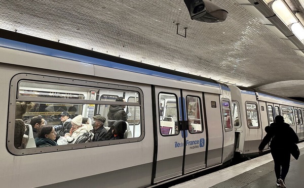 პარიზის მეტროში დანით შეიარაღებული კაცი რამდენიმე ქალს თავს დაესხა