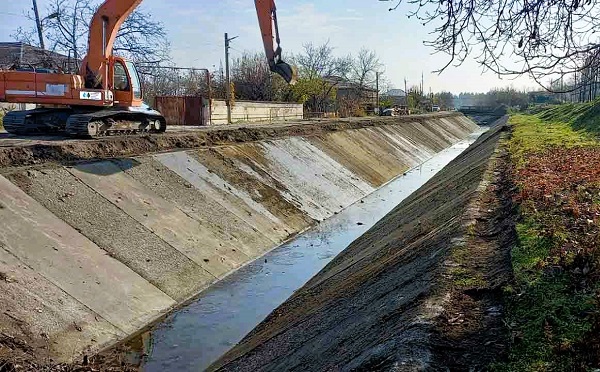 ზემო ალაზნის მაგისტრალური არხი ხე-ბუჩქნარისა და დანალექი გრუნტისგან იწმინდება