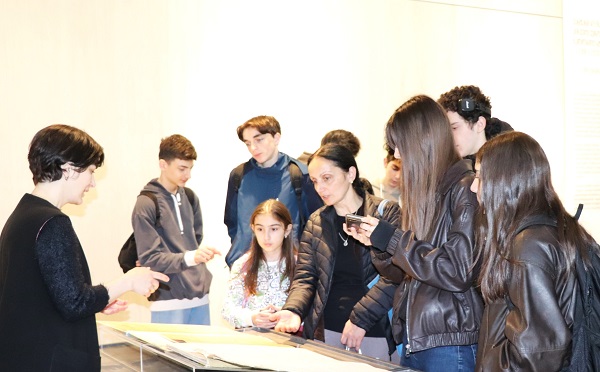 სკოლის მოსწავლეები ეროვნული არქივის საქმიანობას გაეცნენ