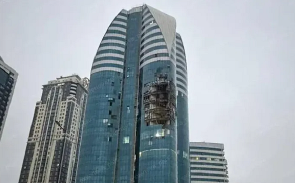 გროზნოში, ერთ-ერთ მაღალსართულიან შენობაზე დრონით თავდასხმა მოხდა