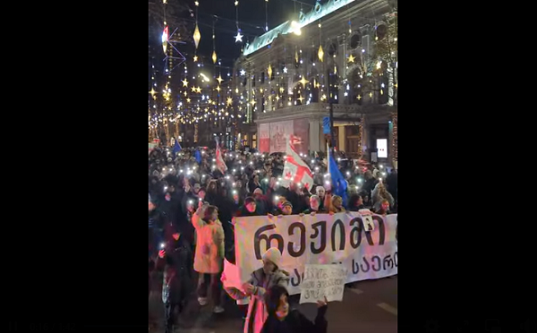 აქციის მონაწილეები ფილარმონიიდან პარლამენტის მიმართულებით მსვლელობას მართავენ