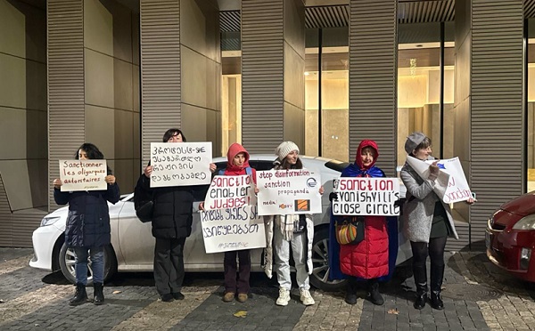 ევროკავშირის წარმომადგენლობის ოფისთან აქცია მიმდინარეობს